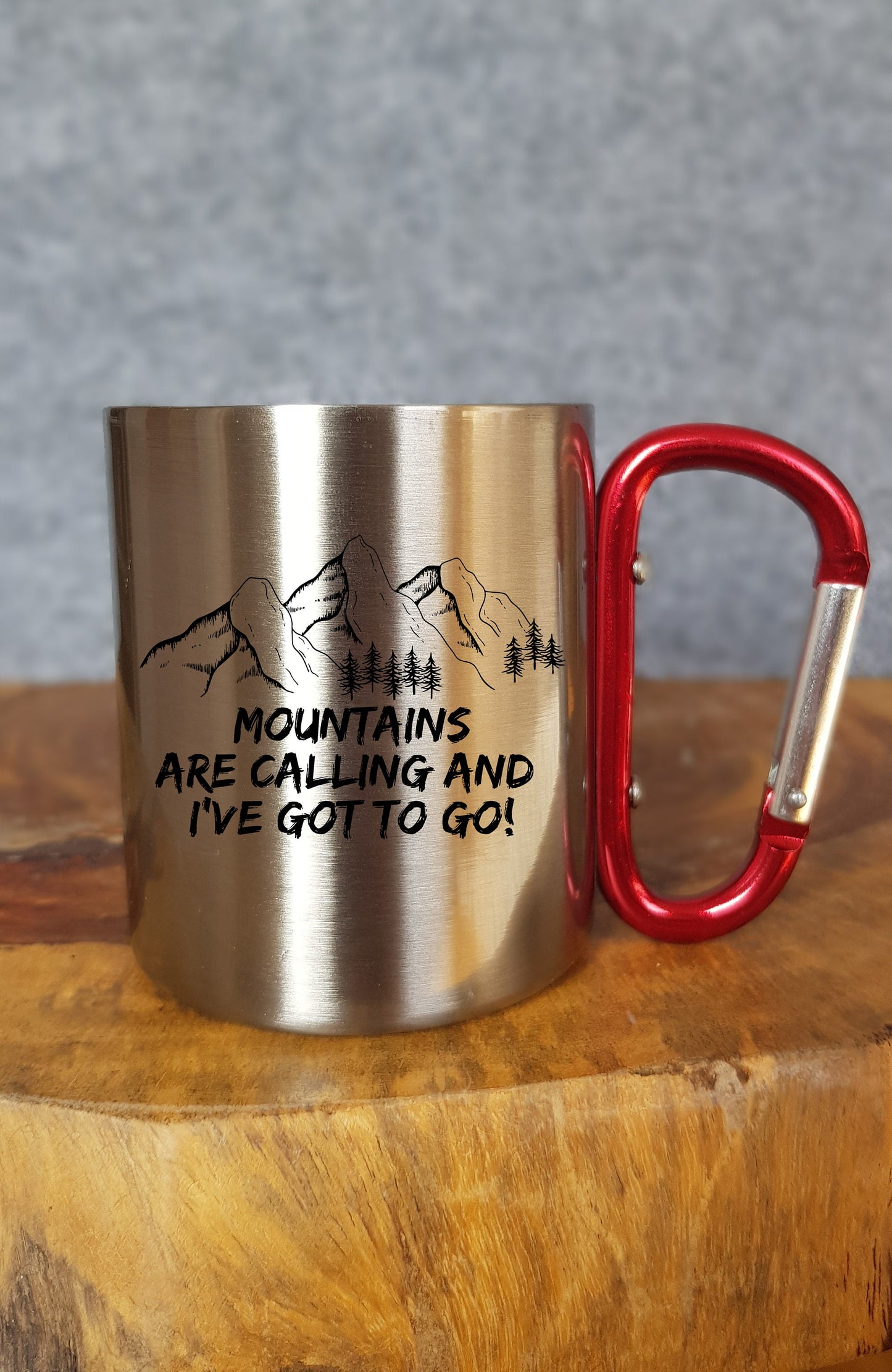 Mountains are calling and Ive got to go - Personalisierbare Tasse - Geschenk - Karabinerhaken - Reisen - Wandern - Klettern - Natur - Mug