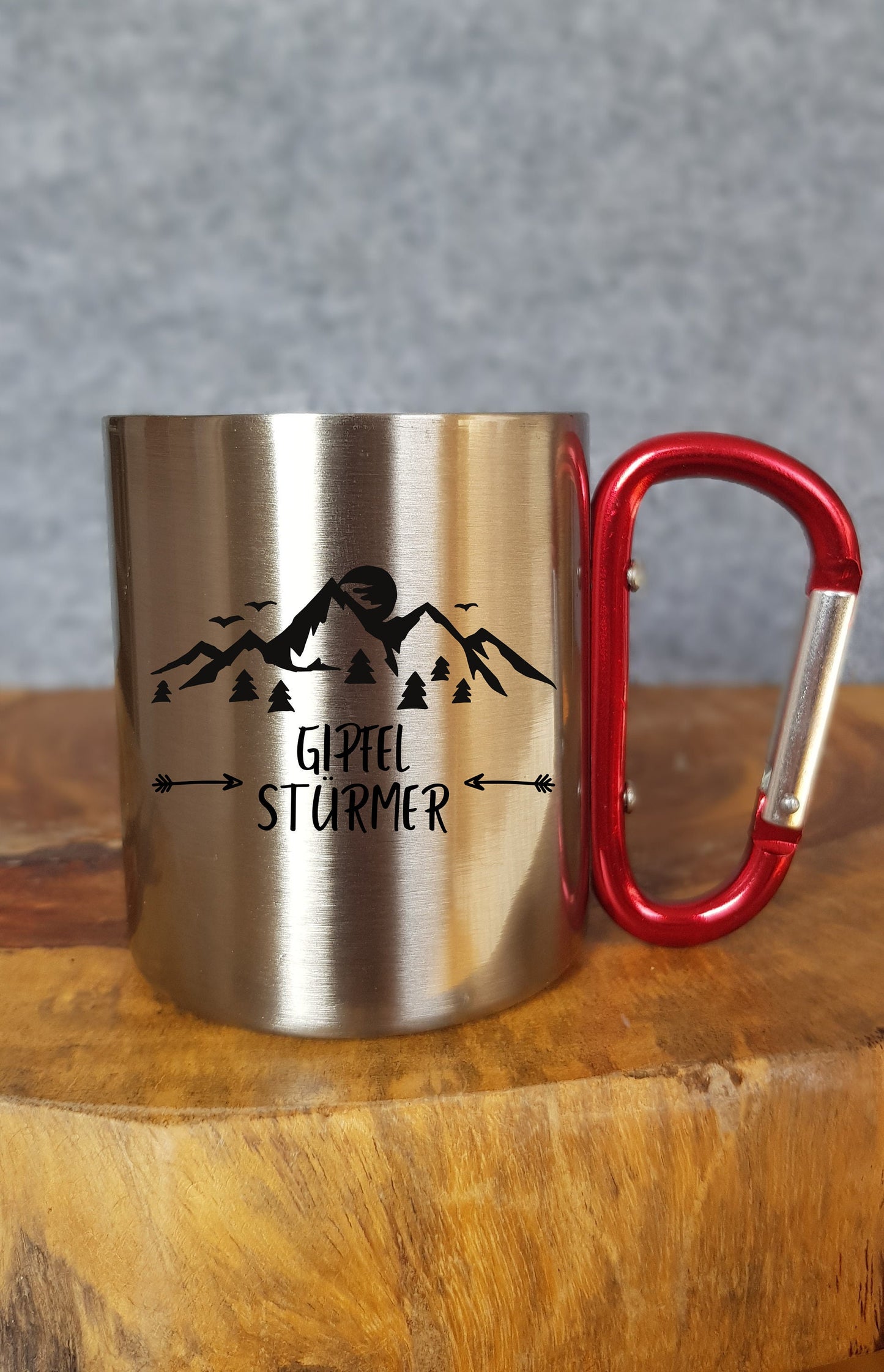Gipfel Stürmer - Personalisierbare Tasse - Geschenk - Karabinerhaken - Reisen - Wandern - Klettern - Natur - Outdoor - Camping - Berge