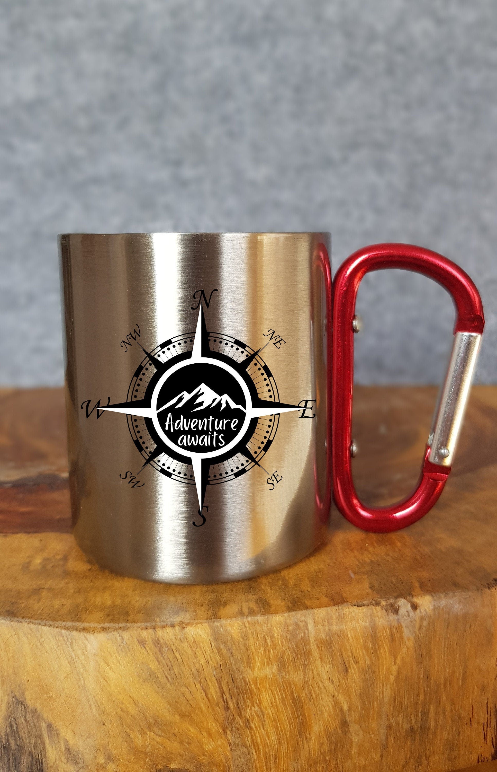 Personalisierbare Edelstahltasse - Adventure awaits - Geschenk - reisen - Wald - Outdoor - Camping - Mug - Mountain - Berge - Biking -hiking