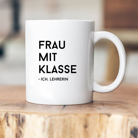 Lustige Lehrerin-Tasse - Ich bin eine Frau mit Klasse - Geschenkidee für Lehrerin - personalisiert