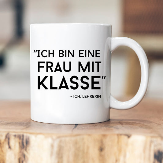 Lustige Lehrerin-Tasse - Ich bin eine Frau mit Klasse - Geschenkidee für Lehrerin - personalisiert
